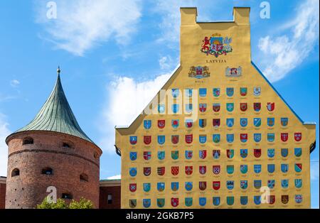 Riga, Lettonie - 18 août 2020 : caserne de Jacob, vue sur le mur d'extrémité de pignon jaune des casernes de Jacob dans la vieille ville de Riga illustrée avec les emblèmes de TH Banque D'Images