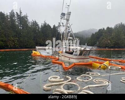 Le navire de pêche de 52 pieds, Haida Lady, en partie au-dessus de la ligne de flottaison près de Sitka, Alaska, le 2 mars 2021. Secteur de la Garde côtière le personnel de Juneau a reçu un rapport indiquant que le navire a coulé le 26 février 2021. - Banque D'Images