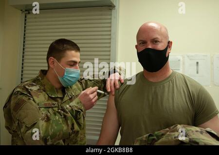 Le colonel Brent Flachsbart, agent de construction et d'entretien des installations de l'État, reçoit sa deuxième dose d'un vaccin COVID-19, le 2 mars 2021, à la base aérienne de la Garde nationale du Nebraska, Lincoln, Nebraska. La Garde nationale du Nebraska délivre des doses de vaccin COVID-19 aux bénévoles des membres du service par l'intermédiaire d'une allocation de vaccins fournie par le ministère de la Défense. Banque D'Images