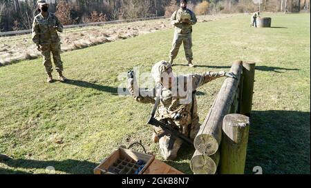 Sgt. Tyler Jones, USAG Weisbaden, lance sa grenade dans la zone d'entraînement d'Oberdachstetten le 2 mars, lors de la « compétition du meilleur guerrier » 2021. Le concours améliore l'expertise, la formation et la compréhension des compétences nécessaires pour être un soldat bien arrondi. Les gagnants seront ensuite en compétition au niveau de commande de gestion de l'installation à San Antonio, Texas. Banque D'Images