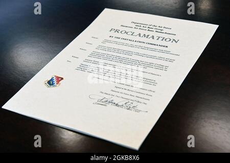 A signé une proclamation par le colonel Katrina Stephens, commandant de l'installation, est assis sur une table à la base aérienne de Hanscom, Mass., le 2 mars. Cette célébration reconnaît la contribution des femmes en Amérique. Le thème de cette année est « honorer le passé, assurer l’avenir ! » Banque D'Images