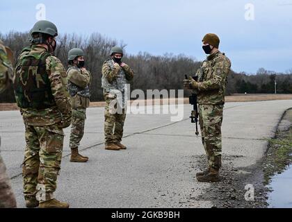 Un Airman affecté au 19e Escadron des forces de sécurité instruit les aviateurs sur les tactiques de petites unités lors de l'entraînement d'expéditionnaire à la base aérienne de Little Rock, Arkansas, le 2 mars 2021. L’est a été tenue pour permettre à chaque Airman de suivre une formation pratique pour les opérations expéditionnaires avec de l’équipement et des scénarios qui ne sont pas normalement pratiqués en préparation de l’exercice ROCKI 21-02 prochain de la 19e Escadre Airlift. Banque D'Images