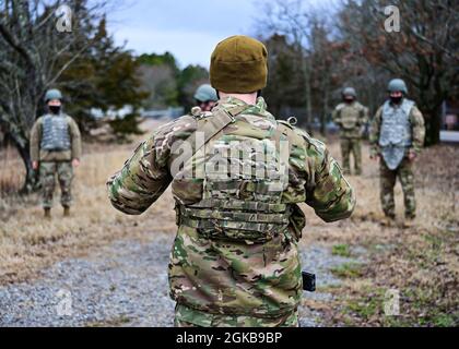 Un Airman affecté au 19e Escadron des forces de sécurité instruit les aviateurs sur les tactiques de petites unités lors de l'entraînement d'expéditionnaire à la base aérienne de Little Rock, Arkansas, le 2 mars 2021. L’est a été tenue pour permettre à chaque Airman de suivre une formation pratique pour les opérations expéditionnaires avec de l’équipement et des scénarios qui ne sont pas normalement pratiqués en préparation de l’exercice ROCKI 21-02 prochain de la 19e Escadre Airlift. Banque D'Images