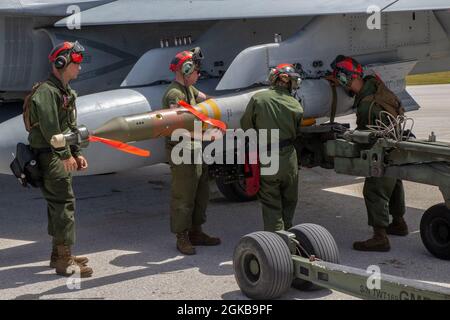 Des techniciens de munitions affectés à l'Escadron d'attaque de chasseurs maritimes (EMMV) 312 chargent des munitions en direct dans le cadre de l'entraînement au niveau de l'unité à Guam, le 2 mars 2021. L’objectif de la formation au niveau de l’unité est de maintenir l’état de préparation de l’unité, tout en affinant ses compétences. La formation au niveau de l'unité nous permet d'être prêts à réagir à toute situation et de renforcer notre capacité à prévenir et à défendre contre toute menace. Banque D'Images