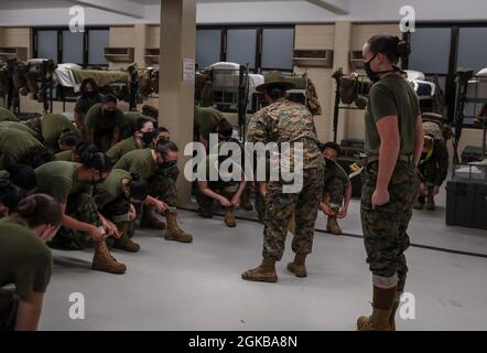 Les recrues de l'Hôtel Company, 2e Bataillon d'entraînement des recrues, apprennent à lacer leurs bottes sur le corps des Marines Recruit Depot Parris Island S.C., 2 mars 2021. Formation la première journée commence la formation officielle après la phase de formation. Banque D'Images