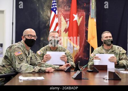 De gauche à droite, le colonel Matthew W. Dalton, 38e commandant de la Brigade d'artillerie de défense aérienne; Brig. Le général Mark A. Holler, commandant général, 94e Commandement de la défense aérienne et antimissile de l'Armée de terre; et le Sgt du commandement. Maj. Neil H. Sartain, 94e conseiller principal de l'AAMDC; diriger une réunion de formation au niveau de la division au dépôt général Sagami avant le début de la formation de poste de commandement combiné, 2 mars. La 38e ADA a participé pour la première fois à la 94e CCPT de l'AAMDC pour répéter les aspects de la planification, du renseignement et de l'exécution des plans de défense au cours d'une période d'entraînement de deux semaines à la base aérienne de Yokota. Banque D'Images