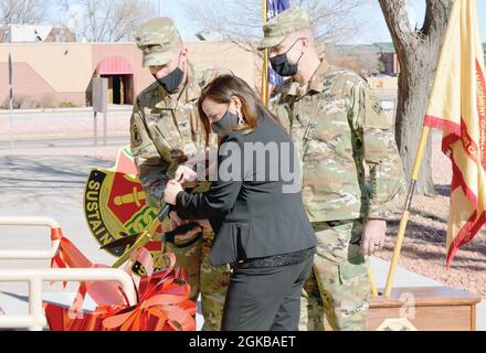 FORT CARSON, Colorado — Le colonel Nate Springer, à gauche, commandant de la garnison de l’armée américaine fort Carson, se joint à Rebecca Schlecht, agente des services d’éducation, et au major général Matthew W. McFarlane, commandant général de la 4e Division d’infanterie et fort Carson, pour couper le ruban du centre d’éducation récemment rénové du poste lors d’une cérémonie qui a eu lieu après le 2 mars 2021. Banque D'Images