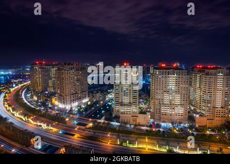 C'est une île artificielle au Qatar. Vue sur la marina et les bâtiments résidentiels de Porto Arabia à Doha, Qatar, Moyen-Orient Banque D'Images