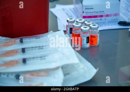 Les soldats de la Force opérationnelle 10 (TF-10) affectés au 10e Groupe des forces spéciales (aéroporté) reçoivent des tirs de vaccin Covid-19 à la garnison de l'armée américaine Stuttgart, Allemagne le 2 mars 2021. La vaccination, y compris le vaccin COVID-19, est essentielle pour maintenir notre capacité à déployer, combattre et gagner lorsqu'on nous appelle. Banque D'Images
