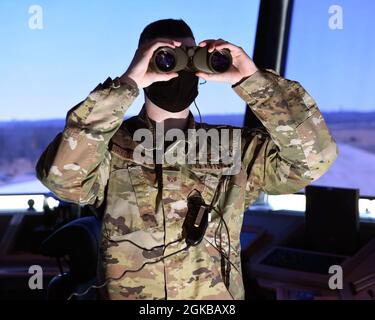 Le 2 mars 2021, Joshua Henderson, un contrôleur de la circulation aérienne du 88e Escadron de soutien aux opérations, surveille la circulation depuis la tour de contrôle de la base aérienne Wright-Patterson, Ohio. 88 OSS fournit des services de contrôle de la circulation aérienne 24 heures sur 24 à Wright-Patt et forme le nouveau personnel ATC. Banque D'Images