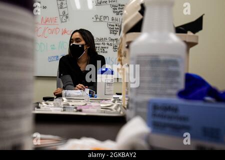 Vivian vu, étudiante en pharmacie à l'Université du Commonwealth de Virginie, aide le personnel de la clinique de vaccins COVID-19 à la clinique communautaire de soins de santé de Virginie centrale (SCCS) de Charlottesville, le 2 mars 2021. VU, originaire de Garden Grove en Californie, a obtenu un diplôme en sociologie de l'Université de Californie-Irvine avant de passer à la Virginia Commonwealth University School of Pharmacy – elle est prévue pour être diplômée en mai de cette année. Elle a commencé à travailler avec le personnel de la clinique de vaccin CBOC de Charlottesville le mois dernier. Le personnel de la clinique de vaccination de Charlottesville l'a été Banque D'Images