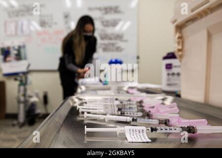 Vivian vu, étudiante en pharmacie à l'Université du Commonwealth de Virginie, aide le personnel de la clinique de vaccins COVID-19 à la clinique communautaire de soins de santé de Virginie centrale (SCCS) de Charlottesville, le 2 mars 2021. VU, originaire de Garden Grove en Californie, a obtenu un diplôme en sociologie de l'Université de Californie-Irvine avant de passer à la Virginia Commonwealth University School of Pharmacy – elle est prévue pour être diplômée en mai de cette année. Elle a commencé à travailler avec le personnel de la clinique de vaccin CBOC de Charlottesville le mois dernier. Le personnel de la clinique de vaccination de Charlottesville l'a été Banque D'Images