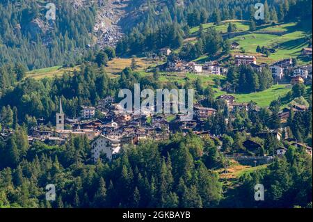 Vue panoramique sur le village de Valtournenche, vallée d'Aoste, Italie, en été Banque D'Images