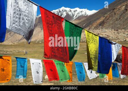 Drapeaux de prière avec stupas - Himachal Pradesh - Inde Banque D'Images