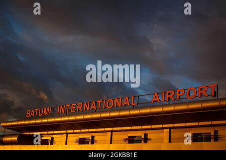BATUMI, GÉORGIE - 4 SEPTEMBRE 2021 : inscription aéroport international de Batumi Banque D'Images