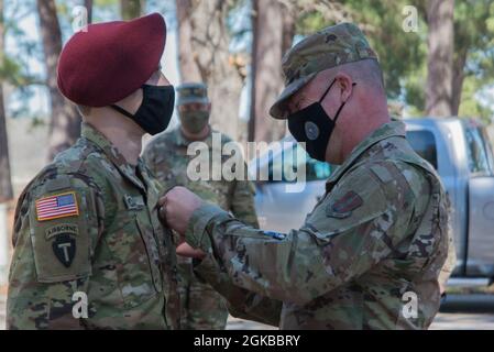 Sgt. Principal Michael Cornitius, chef principal du commandement du département militaire du Texas, récompense le sergent de la garde nationale de l'armée du Texas. Haden Roach, Compagnie C, 3e Bataillon, 144e Régiment d'infanterie, 56e Brigade, Vainqueur de la catégorie des officiers non commissionnés de l'armée dans le cadre de la compétition du meilleur guerrier du département militaire du Texas 2020 le 3 mars 2021, à Camp Swift près de Bastrop, au Texas. Le Concours TMD Best Warrior est un concours annuel exigeant qui réunit des membres de service de l'Armée du Texas et de la Garde nationale aérienne ainsi que des partenariats étrangers du Texas pour se disputer le titre de Texas Banque D'Images