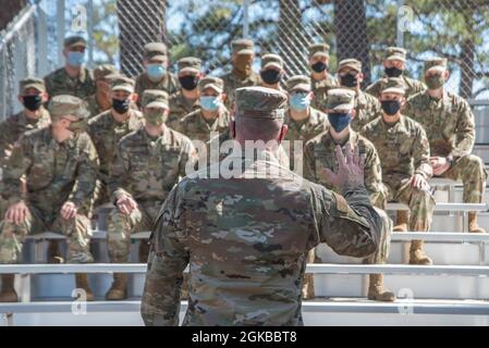 Sgt. Principal Michael Cornitius, chef de commandement principal du département militaire du Texas, fait une présentation des 2021 meilleurs candidats au concours des guerriers, le 3 mars 2021, au Camp Swift près de Bastrop, Texas. Dix-neuf soldats et aviateurs enrôlé dans l’Armée du Texas et la Garde nationale aérienne participeront à un concours exigeant de quatre jours pour le titre de meilleur guerrier de TMD. (Texas A Banque D'Images