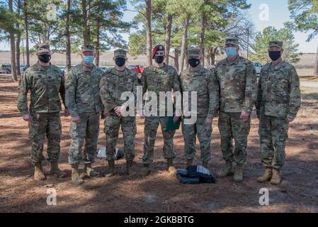 Sgt. Principal Michael Cornitius, chef senior du commandement du département militaire du Texas, remet des prix au concours du meilleur guerrier du Texas 2020 le 3 mars 2021, à Camp Swift près de Bastrop, au Texas. Garde nationale de l'armée du Texas Sgt. Haden Roach, Compagnie C, 3e Bataillon, 144e Régiment d'infanterie, 56e Brigade, A remporté la catégorie des officiers non commissionnés de l'Armée de terre et le SPC de la Garde nationale de l'Armée du Texas. Jacob Ardnt, 840e Compagnie de génie, 111e Bataillon de génie, 176e Brigade de génie, a remporté la catégorie Junior de l’Armée de terre lors de la compétition de l’an dernier. (Texas A Banque D'Images