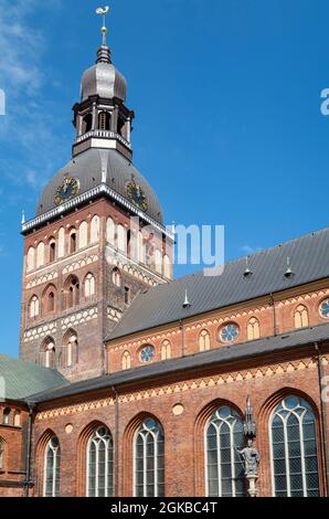 Riga, Lettonie, le clocher de la cathédrale vu du cloître Banque D'Images