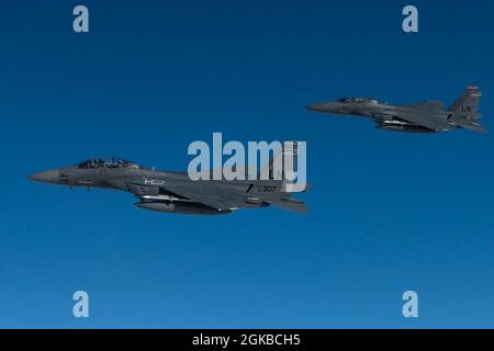 Les pygargues F-15E des États-Unis affectés aux 492e et 494e escadrons de chasseurs de la Royal Air Force Lakenheath, en Angleterre, transportent chacun des missiles AIM-120B dans le cadre d'un exercice de tir de missile vivant au-dessus de l'océan Atlantique, le 3 mars 2021. Le AIM-120B est un missile air-air à moyenne portée avancé conçu pour améliorer les capacités de combat aérien par rapport aux cibles à basse altitude. Banque D'Images