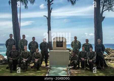 La Marine américaine et les marins avec la 31e unité expéditionnaire maritime (MEU) rendent hommage à un mémorial construit pour honorer les Marines et les marins de la 1re Division marine qui ont combattu pendant la Seconde Guerre mondiale sur l'île de Peliu, République des Palaos, le 3 mars 2021. Le 31e MEU opère à bord de navires de l'escadron amphibie 11 dans la zone d'opérations de la 7e flotte afin d'améliorer l'interopérabilité avec les alliés et les partenaires et de servir de force d'intervention prête pour défendre la paix et la stabilité dans la région Indo-Pacifique. Banque D'Images