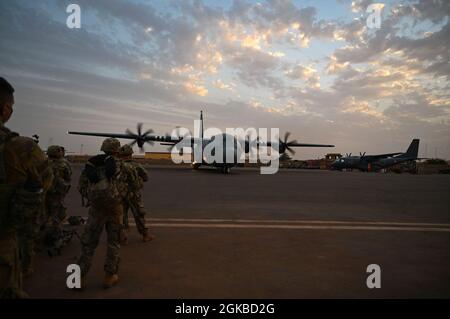 Les forces américaines, composées de membres combinés de la Force opérationnelle interarmées - Corne de l'Afrique (CJTF-HOA), de la Force opérationnelle Bayonet et de la Force opérationnelle pour l'Europe du Sud (SETAF-AF), dans le domaine des affaires civiles, mènent une formation aux côtés des forces françaises à Gao, au Mali, le 3 mars 2021. Les forces américaines effectuent régulièrement des exercices d'évaluation opérationnelle et logistique dans toutes les régions afin de se préparer aux imprévus, de faire preuve de préparation et d'identifier les domaines d'amélioration. Banque D'Images