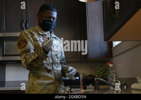 Airman 1ère classe Ronald Smith, technicien en génie bioenvironnemental du 22e Escadron de préparation médicale opérationnelle, mélange un flacon pour tester les niveaux de chlore au 3 mars 2021, à la base aérienne McConnell, Kansas. Les niveaux de chlore dans l'eau de l'installation sont vérifiés en mélangeant un composé dans l'échantillon d'eau. L'échantillon est ensuite placé dans un colorimètre qui lit le niveau de chlore et donne à l'utilisateur un nombre qui lui indique s'il est trop élevé ou trop bas. Banque D'Images