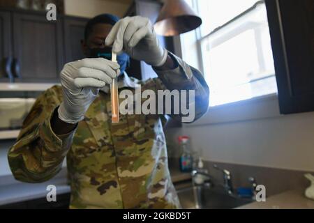 Airman 1re classe Ronald Smith, technicien en génie bioenvironnemental du 22e Escadron de préparation médicale opérationnelle, effectue des tests de qualité de l'eau le 3 mars 2021, à la base aérienne McConnell, Kansas. Les aviateurs bioenvironnementaux sont chargés de minimiser les risques pour la santé environnementale sur le lieu de travail et d'assurer des conditions de travail sûres. Banque D'Images