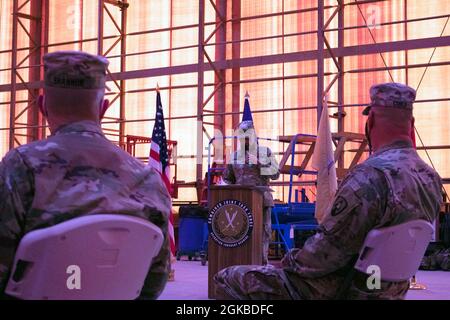 Sgt. Le Maj. John Shannon et le Col. Mark Coble, 734e Groupe de soutien régional, écoutent les remarques du commandant sortant, le Col. Robert Martinez, 42e Groupe de soutien régional, lors d'une cérémonie de transfert d'autorité à la base aérienne d'Al Asad, en Iraq, le 3 mars 2021. Au cours de la cérémonie présidée par le lieutenant-général Paul Calvert, commandant général de l'opération Resolve inhérente de la Force opérationnelle interarmées, Coble et Shannon ont assumé l'autorité de la base. Banque D'Images