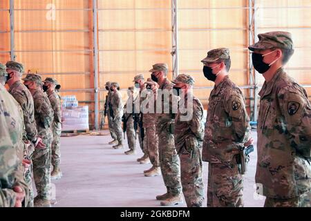 Des soldats du 734e Groupe de soutien régional, Garde nationale de l'Iowa, et du 42e Groupe de soutien régional, Garde nationale du New Jersey, se sont mis en formation lors de la cérémonie de transfert d'autorité de la base aérienne d'Al Asad, en Irak, le 3 mars 2021. Col. Mark Coble, Sgt. Le Maj. John Shannon et l'équipe du 734e RSG ont assumé les fonctions d'intégrateur de soutien opérationnel de base et de services de camp de base à l'appui de l'opération Resolve inhérente. Banque D'Images