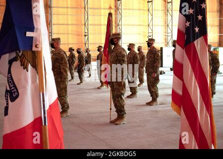 PFC. Ariaan Lords, soldat de la Garde nationale de l'Iowa au 734e Groupe de soutien régional, sert de porte-drapeau lors d'une cérémonie de transfert d'autorité à la base aérienne d'Al Asad, en Irak, le 3 mars 2021. Col. Mark Coble, Sgt. Le Maj. John Shannon et l'équipe du 734e RSG ont assumé les fonctions d'intégrateur de soutien opérationnel de base et de services de camp de base à l'appui de l'opération Resolve inhérente. Banque D'Images
