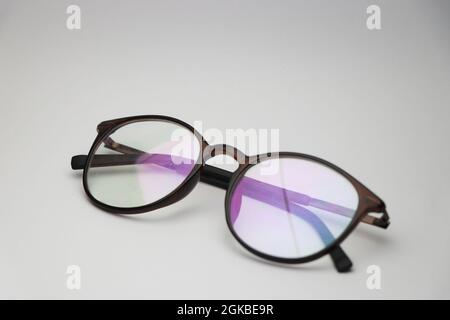 verre de lecture isolé sur fond blanc, verres transparents qui est populaire utilisé lunettes parmi les jeunes générations Banque D'Images