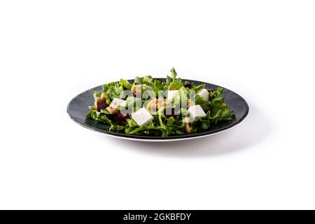 Salade de betteraves avec fromage feta, laitue et noix isolées sur fond blanc Banque D'Images