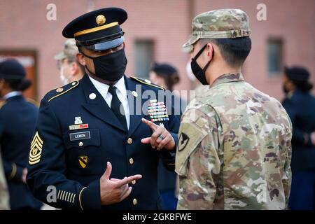 CAMP HUMPHREYS, République de Corée - Sgt. Le Maj Benjamin Lemon, à gauche, conseiller principal de la garnison de l'armée des États-Unis Humphreys, parle avec une augmentation coréenne du soldat de l'armée des États-Unis (KATUSA) affecté au quartier général et à la compagnie de quartier général, USAG-Humphreys, lors d'une inspection de commandement, mars 4. Les soldats KATUSA remplissent des rôles essentiels pour USAG-Humphreys, en ajoutant leur expertise, leurs compétences linguistiques, leurs connaissances culturelles et leur professionnalisme pour soutenir au mieux la mission Humphreys. Banque D'Images