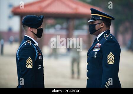 CAMP HUMPHREYS, République de Corée - 1er Sgt. Tito Vazquez, le premier sergent de la compagnie de quartier général et de quartier général de la garnison de l'armée des États-Unis Humphreys, à gauche, remet sa formation au sergent de commandement. Le Maj Benjamin Lemon, conseiller principal de l'USAG-Humphreys, pour une inspection de commandement, mars 4. Lemon a inspecté chaque soldat de l'armée américaine et chaque augmentation coréenne auprès du soldat de l'armée américaine, leurs uniformes et les salles de casernes, tout en profitant de l'occasion pour communiquer avec eux personnellement, en démontrant l'agilité et l'ensemble central de l'identité Humphreys. Banque D'Images