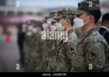 CAMP HUMPHREYS, République de Corée - augmentation coréenne auprès de l'armée des États-Unis (KATUSA) soldats affectés à la compagnie de quartier général et de quartier général de la garnison de l'armée des États-Unis Humphreys, s'alignent avec les soldats de l'armée des États-Unis au cours d'une inspection de commandement effectuée par le conseiller principal de l'USAG-Humphreys, le sergent de commandement. Le Maj Benjamin Lemon, mars 4. Les soldats de KATUSA sont intégrés dans les unités militaires américaines, fournissant des rôles culturels et linguistiques clés d'ambassadeurs et fournissant leurs propres compétences et professionnalisme pour soutenir au mieux l'unité. Banque D'Images