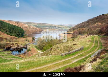 Vue sur le réservoir de Butterley dans la vallée de Wessenden vue depuis le long chemin de Kirklees Way Banque D'Images