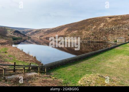 Vue sur le réservoir de Blakeley dans la vallée de Wessenden vue depuis le long chemin de Kirklees Way Banque D'Images