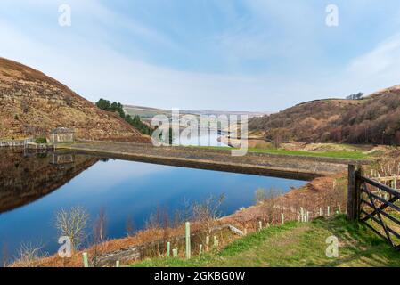 Vue sur les réservoirs de Blakeley et Butterley dans la vallée de Wessenden, vue depuis le long chemin de Kirklees Way Banque D'Images