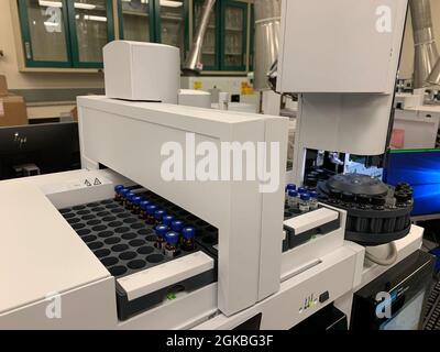 Le solvant extrait est analysé à l'aide d'un triple quadripôle de spectrométrie de masse par chromatographie en phase gazeuse (GC-QQQ), qui peut analyser 150 échantillons à la fois, réduisant considérablement la main-d'œuvre nécessaire par rapport à la méthode de désorption thermique, qui nécessite un analyste pour charger chaque tube de transfert un par un sur le déchambre thermique. Le GC-QQQ est plus sensible et peut atteindre des concentrations plus faibles (ng) par rapport aux agents d'analyse dans un solvant avec un quadrupole GC-simple normal (ug). Banque D'Images