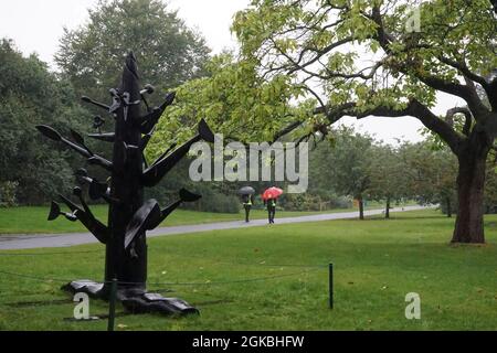 Londres, Royaume-Uni, 14 septembre 2021 : des sculptures de dix-sept artistes différents ont été exposées à Regent's Park pour l'exposition annuelle de sculptures de Frieze. 'Arbre de la méditation', 2018, par Ibrahim El-Salahi, présente un contre-point stylisé aux arbres du parc. Anna Watson/Alay Live News Banque D'Images