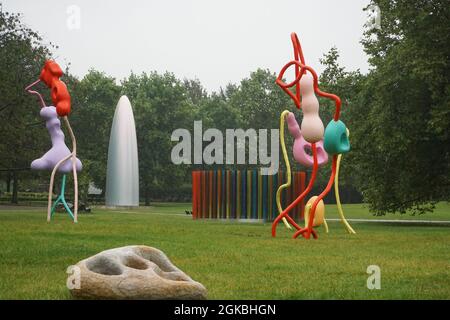 Londres, Royaume-Uni, 14 septembre 2021 : des sculptures de dix-sept artistes différents ont été exposées à Regent's Park pour l'exposition annuelle de sculptures de Frieze. 'Muamba Grove,' 2019, un ensemble de trois sculptures de Vanessa da Silva, ajoute de la couleur au parc par une journée grise. Anna Watson/Alay Live News Banque D'Images