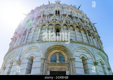 PISE, ITALIE - 22 août 2020: Pise, Toscana Italie - 22.08.2020: La partie supérieure du Baptistère de Pise photographiée d'en dessous contre le soleil en large Banque D'Images