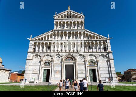 PISE, ITALIE - 22 août 2020: L'entrée de la cathédrale Santa Maria Assunta photographiée d'en dessous à un grand angle contre un ciel bleu. À l'avant Banque D'Images