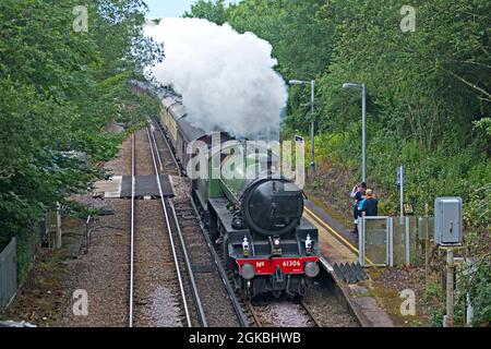 La locomotive à vapeur ThomsonClass B1 n° 61306 'Mayflower' traverse la gare de Stonegate à East Sussex, au Royaume-Uni, avec un train charter spécial transporté à la vapeur Banque D'Images