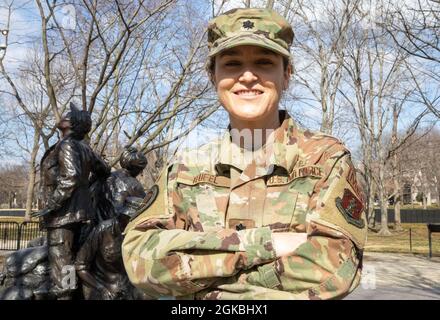 Le lieutenant-colonel Karolyn Teufel de la U.S. Air Force, médecin, 113e groupe médical, District of Columbia Air National Guard, pose devant le Vietnam Women’s Memorial à Washington, D.C., le 4 mars 2021. Le thème de la Journée internationale de la femme pour 2021 est « les femmes dans le leadership : réaliser un avenir égal dans un monde COVID-19 ». Mars est le mois de l'histoire des femmes, une célébration nationale reconnue par le gouvernement fédéral du rôle vital des femmes dans l'histoire américaine. Banque D'Images