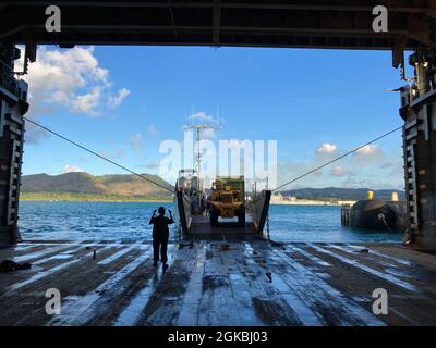 Port de l'APRA, Guam (mars 5, 2021) Morgan M. Marshall, troisième classe du compagnon de Boatswain de la Marine américaine, de Los Angeles, en Californie, dirige un Stern Gate Marriage with Landing Craft, Utility 1634, affecté à l'unité Naval Beach Unit Seven (NBU 7), à bord du navire d'atterrissage amphibie USS Germantown (LSD 42). Germantown, qui fait partie de l'escadron amphibie 11, et de la 31e unité expéditionnaire maritime, opère dans la zone de responsabilité de la 7e flotte américaine pour améliorer l'interopérabilité avec les alliés et les partenaires et servir de force d'intervention prête à défendre la paix et la stabilité dans la région Indo-Pacifique. Banque D'Images