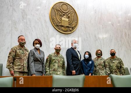 New York, NY, 4 mars 2021—de gauche à droite: Brig. Général Robert E. Suter, région de la FEMA 2 Administrateur adjoint intérimaire Dale Mcshine, général de division Jeffrey P. Van, Eugene Corcoran Bureau du maréchal des États-Unis, sous-ministre FCO Lai Sun Yee, Lgén Laura Richardson, Commandant général de l'Armée du Nord des États-Unis, Et le CSM Phil Barretto pose pour une photo de groupe lors d'une visite du tribunal de district des États-Unis - district de l'est de New York. K.C. Wilsey/FEMA Banque D'Images