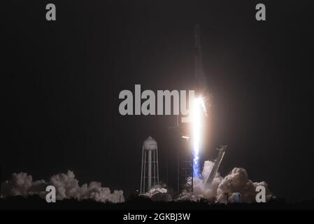 La fusée Starlink L-17 Falcon 9 a été lancée avec succès à partir de la LC-39A à la station de la Force spatiale de Cape Canaveral, Floride, le 3 mars 2021. Il s'agissait du vingtième lot de satellites à être lancé dans le cadre du réseau à large bande Starlink, comme il a été lancé à la suite des lancements de Starlink L-18 et L-19. Banque D'Images