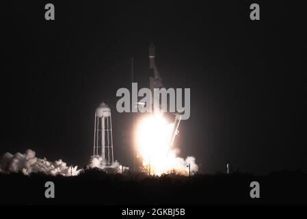 La fusée Starlink L-17 Falcon 9 a été lancée avec succès à partir de la LC-39A à la station de la Force spatiale de Cape Canaveral, Floride, le 4 mars 2021. Il s'agissait du vingtième lot de satellites à être lancé dans le cadre du réseau à large bande Starlink, comme il a été lancé à la suite des lancements de Starlink L-18 et L-19. Banque D'Images